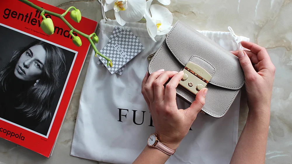 Серая сумка Furla Metropolis крупным планом