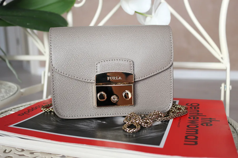 Серая мини-сумка Furla Metropolis на красной обложке журнала